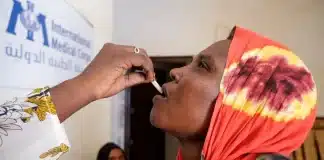 Femme soudanaise vaccinée contre le choléra à l’hôpital d’Omdurman, Khartoum, Soudan, amid épidémies de dengue et choléra, septembre 2025.