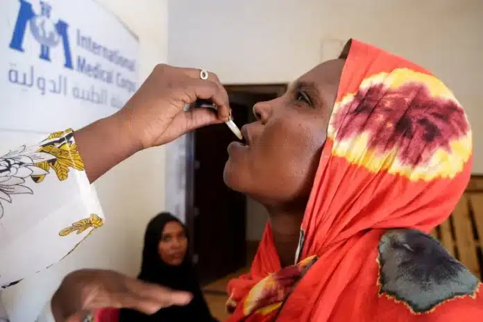 Femme soudanaise vaccinée contre le choléra à l’hôpital d’Omdurman, Khartoum, Soudan, amid épidémies de dengue et choléra, septembre 2025.