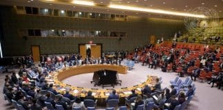 Salle du Conseil de sécurité de l’ONU à New York, réunissant des diplomates discutant de la paix au Moyen-Orient et de la solution à deux États pour la Palestine.