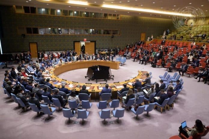 Salle du Conseil de sécurité de l’ONU à New York, réunissant des diplomates discutant de la paix au Moyen-Orient et de la solution à deux États pour la Palestine.
