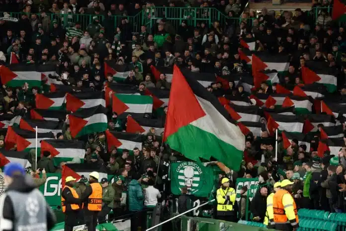 Supporters du Celtic agitant des drapeaux palestiniens pendant un match de Ligue des champions face au Club Bruges, le 27 novembre 2024.