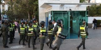 Forces de sécurité marocaines empêchant une manifestation pour l’éducation et la santé à Rabat le 29 septembre 2025.