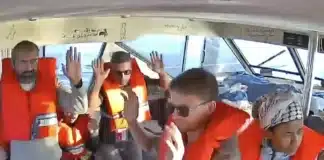 Capture d’écran montrant des militants à bord d’un navire de la Global Sumud Flotilla levant les mains pour signaler qu’ils sont désarmés, tandis que la marine israélienne attaque la flottille humanitaire se dirigeant vers Gaza, en Méditerranée, le 2 novembre 2025.