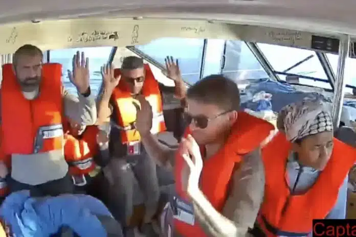 Capture d’écran montrant des militants à bord d’un navire de la Global Sumud Flotilla levant les mains pour signaler qu’ils sont désarmés, tandis que la marine israélienne attaque la flottille humanitaire se dirigeant vers Gaza, en Méditerranée, le 2 novembre 2025.