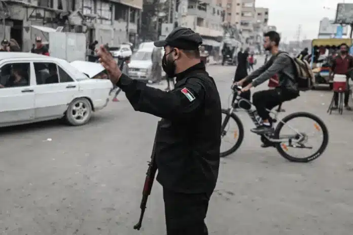 AA-20251012-39387901-39387882-POLICE_PATROL_STREETS_IN_DEIR_ALBALAH_FOLLOWING_CEASEFIRE Forces de sécurité palestiniennes déployées à Deir al-Balah, Gaza, après le cessez-le-feu du 12 octobre 2025, assurant la sécurité et la stabilité publique.