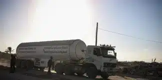Camions transportant carburant et gaz entrant à Gaza via le point de passage de Karem Abu Salem et arrivant à Deir al-Balah le 12 octobre 2025, sous le cessez-le-feu.