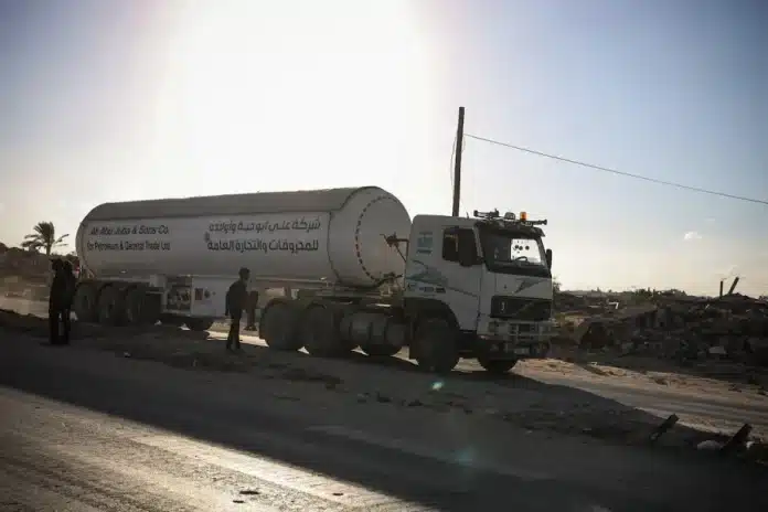 Camions transportant carburant et gaz entrant à Gaza via le point de passage de Karem Abu Salem et arrivant à Deir al-Balah le 12 octobre 2025, sous le cessez-le-feu.