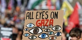 Manifestation à Berlin le 27 septembre 2025, participant tenant une pancarte « All Eyes on Gaza ».