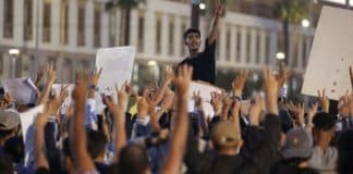 Manifestants marocains levant les doigts en signe de victoire lors d’une protestation pour des réformes de la santé et de l’éducation à Casablanca, octobre 2025.