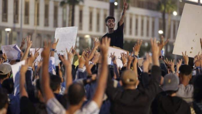AFP__20251006__77WF6QK__v1__HighRes__MoroccoProtestEconomySocial Manifestants marocains levant les doigts en signe de victoire lors d’une protestation pour des réformes de la santé et de l’éducation à Casablanca, octobre 2025.