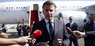 Emmanuel Macron arrive à Charm el-Cheikh pour participer au sommet sur la paix à Gaza aux côtés de dirigeants mondiaux, en octobre 2025.