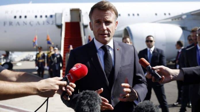 Emmanuel Macron arrive à Charm el-Cheikh pour participer au sommet sur la paix à Gaza aux côtés de dirigeants mondiaux, en octobre 2025.