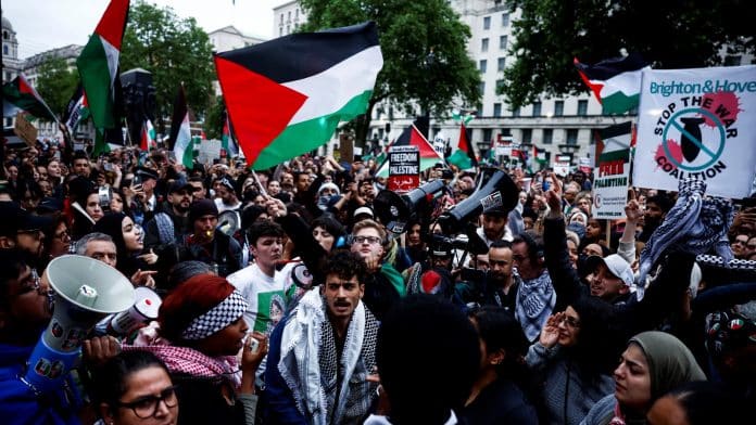 Manifestants pro-palestiniens réunis sur la Museumplein à Amsterdam lors d’une marche pour Gaza, réclamant une politique plus ferme du gouvernement néerlandais envers Israël, le 5 octobre 2025.
