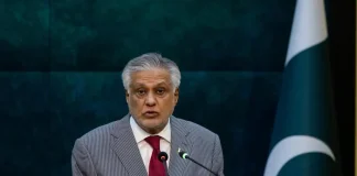 Muhammad Ishaq Dar, vice-Premier ministre et ministre des Affaires étrangères du Pakistan, parle devant des journalistes lors d’une conférence de presse à Islamabad, le 9 juillet 2025