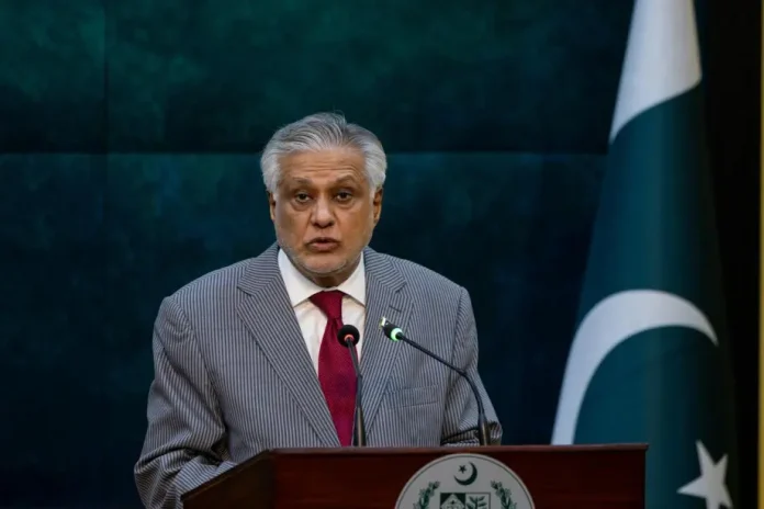 Muhammad Ishaq Dar, vice-Premier ministre et ministre des Affaires étrangères du Pakistan, parle devant des journalistes lors d’une conférence de presse à Islamabad, le 9 juillet 2025