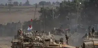 oldats israéliens sur véhicules blindés organisant leur équipement près de la frontière avec Gaza, Israël, août 2025.