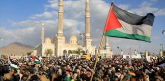 Manifestation de soutien aux Palestiniens à Gaza au Yémen, drapeaux et banderoles visibles.