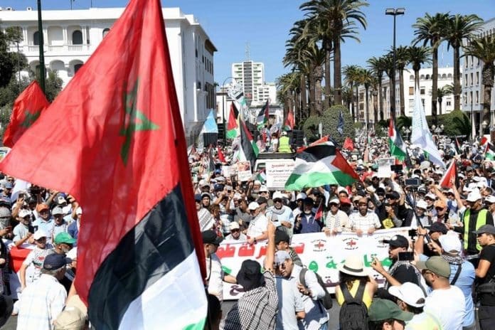 Manifestants à Rabat tenant des drapeaux marocains et palestiniens unis lors d’une marche de solidarité avec Gaza et contre la normalisation avec Israël, octobre 2025.