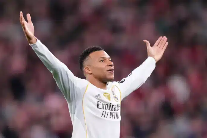 83423279 (1) Killian Mbappé sur la pelouse de l’Athletic Bilbao après le succès du Real Madrid 3-0