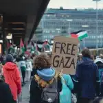Des centaines d’étudiants finlandais devant la gare d’Helsinki pour soutenir la Palestine et réclamer un cessez-le-feu à Gaza, le 3 octobre 2025