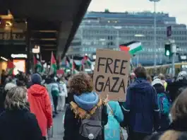 Des centaines d’étudiants finlandais devant la gare d’Helsinki pour soutenir la Palestine et réclamer un cessez-le-feu à Gaza, le 3 octobre 2025