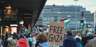 Des centaines d’étudiants finlandais devant la gare d’Helsinki pour soutenir la Palestine et réclamer un cessez-le-feu à Gaza, le 3 octobre 2025