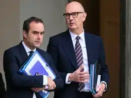 Le Premier ministre Sébastien Lecornu et le ministre de l’Économie Roland Lescure quittant l'Elysée, à Paris, en France.