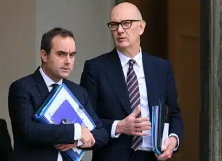 Le Premier ministre Sébastien Lecornu et le ministre de l’Économie Roland Lescure quittant l'Elysée, à Paris, en France.