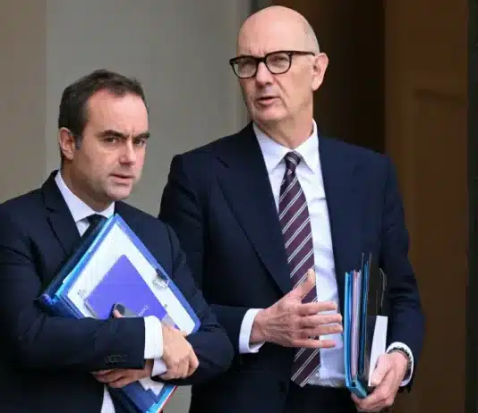 Le Premier ministre Sébastien Lecornu et le ministre de l’Économie Roland Lescure quittant l'Elysée, à Paris, en France.