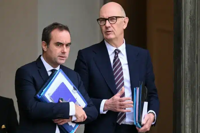 AFP__20251210__87N79D2__v1__HighRes__FrancePoliticsGovernment-1765740638 Le Premier ministre Sébastien Lecornu et le ministre de l’Économie Roland Lescure quittant l'Elysée, à Paris, en France.