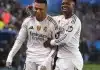 Kylian Mbappé célèbre son premier but avec son coéquipier Vinicius Junior lors du match de Liga contre Alaves