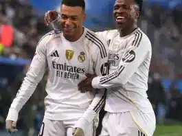 Kylian Mbappé célèbre son premier but avec son coéquipier Vinicius Junior lors du match de Liga contre Alaves