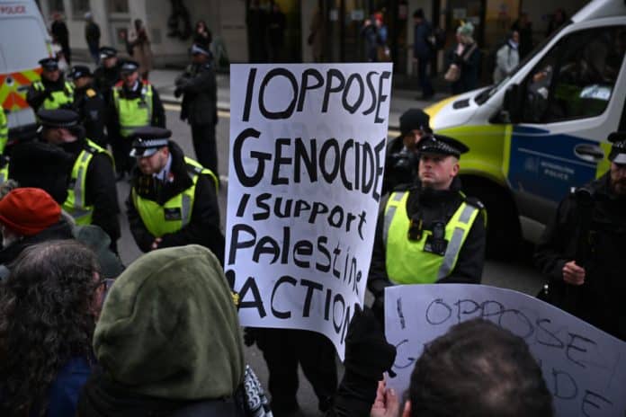 Manifestants devant le ministere de la justice