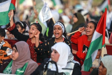 palestinian-supporters-al-ahrar-brigade-parade-during-ceremony-440nw-14002739b