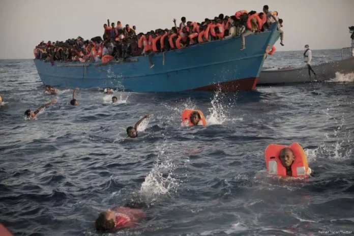 2016_8-30-Mediterranean-sea-migrantsCrHJ_O_WEAAFoSO Le naufrage qui a tué plus d'une cinquantaine de migrants.