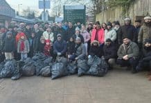 Jeunes musulmans ramassent des centaines de sacs d’ordures à l’occasion de la journée de nettoyage du Nouvel An