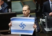 Un député polonais proteste avec un drapeau modifié