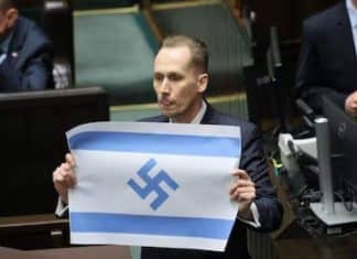 Un député polonais proteste avec un drapeau modifié