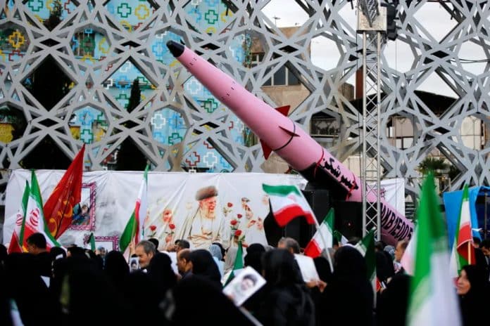 Iraniens brandissent drapeaux