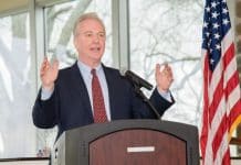 Van Hollen demande le départ de Huckabee