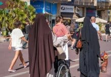 France : des femmes portent le voile en solidarité