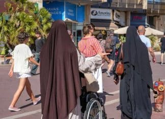 France : des femmes portent le voile en solidarité